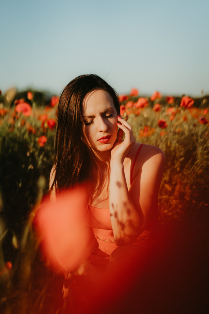 krásná žena v poli máku