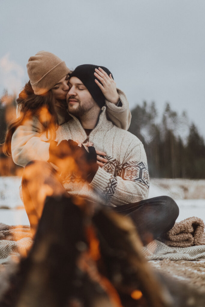 párové focení u ohně na sněhu