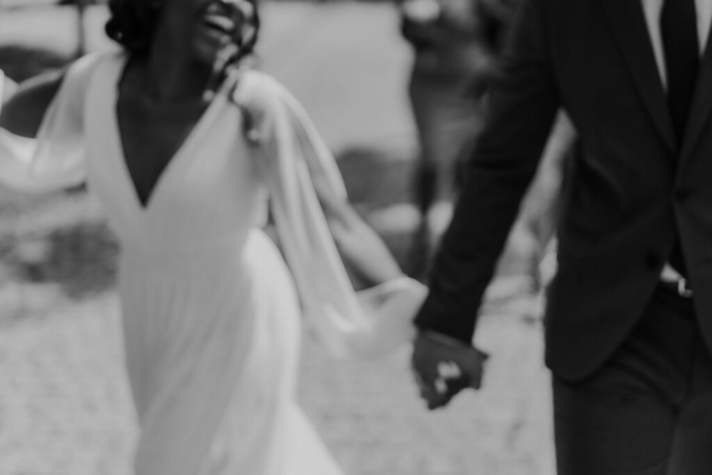 černobílá rozmazaná svatební fotografie