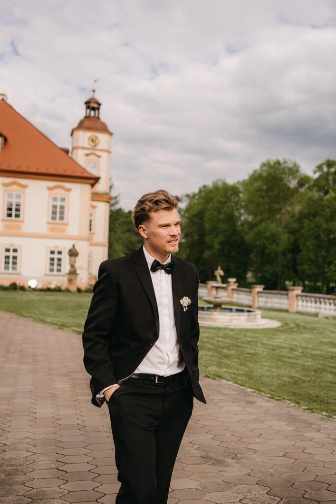 ženich s motýlkem na zámku