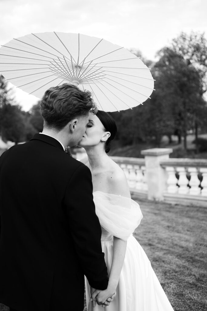 Svatební foto se slunečníkem