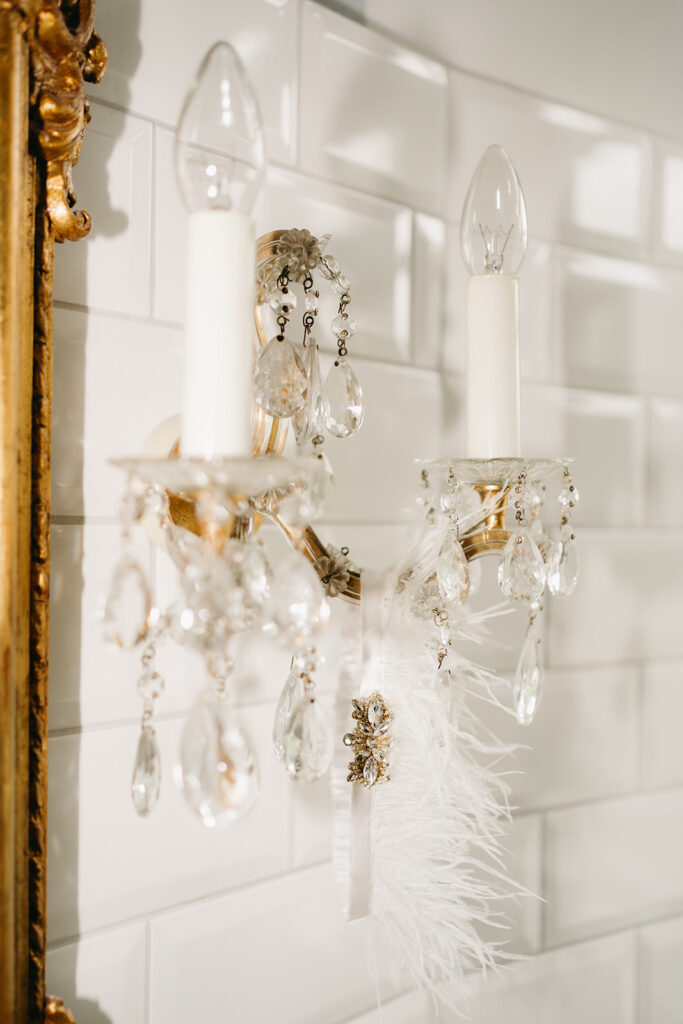 svatební podvazek s peřím