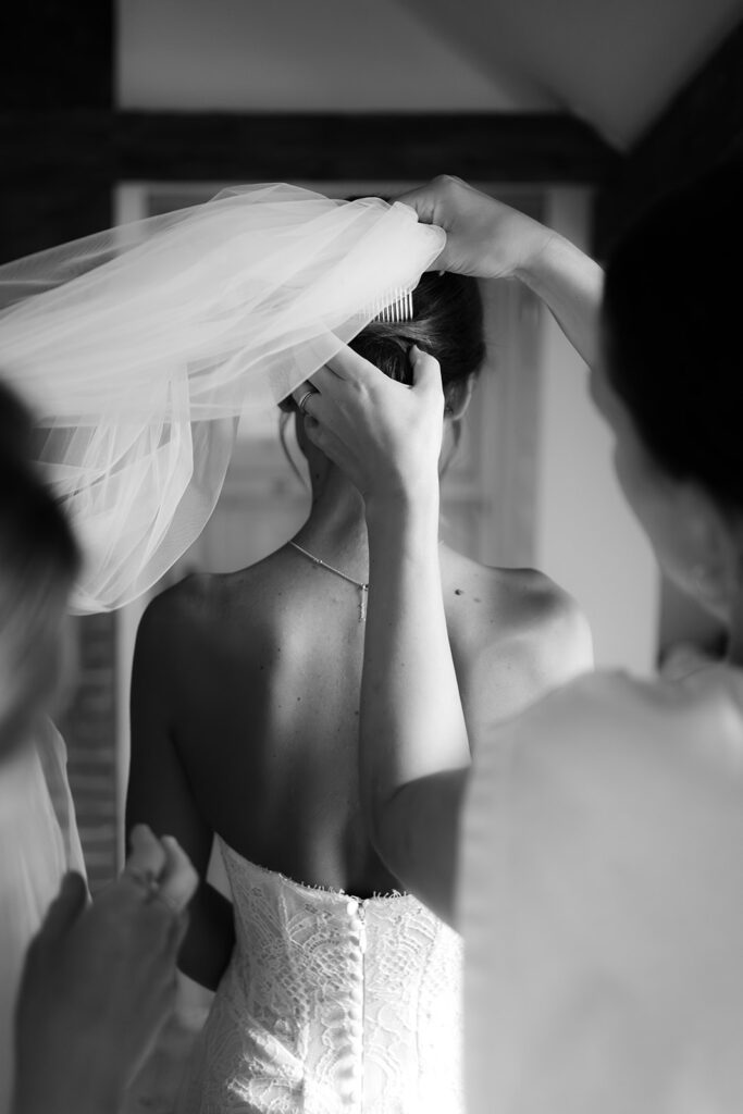 Přípravy nevěsty černobílá foto