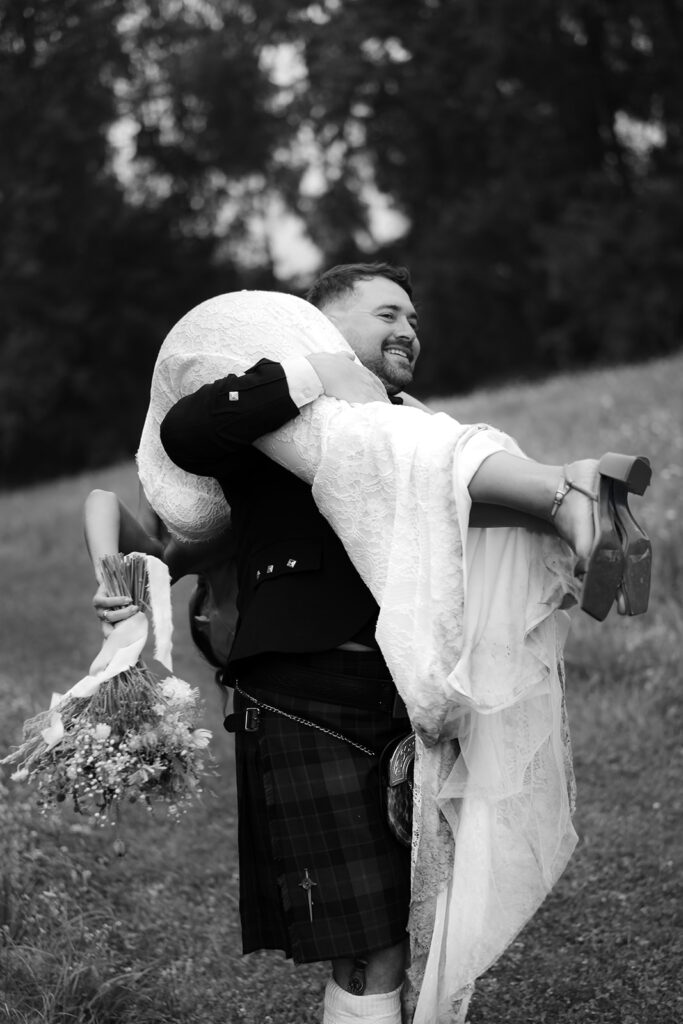 originální svatební focení s kyltem