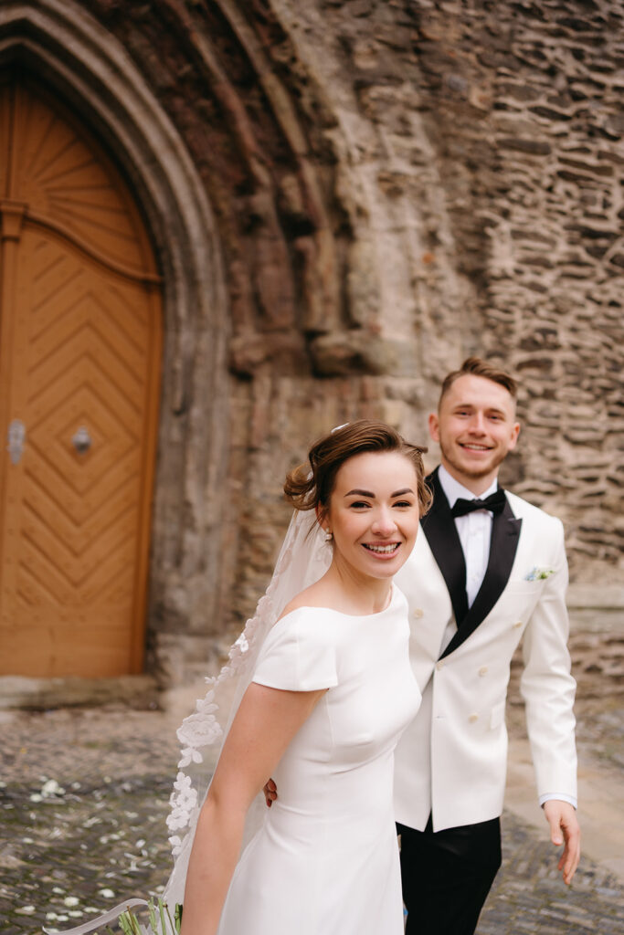 novomanželé před kostelem Svatého Bartoloměje