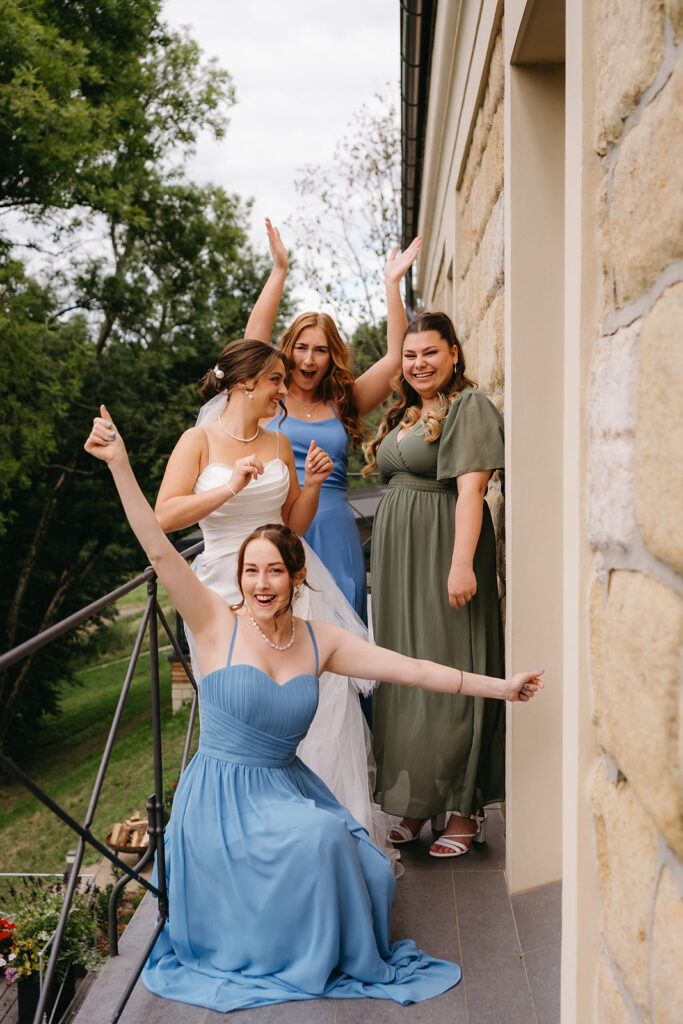 družičky Tvrz Krassa