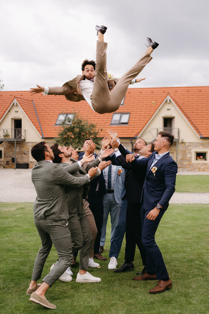vyhazování ženicha do vzduchu Tvrz Krassa