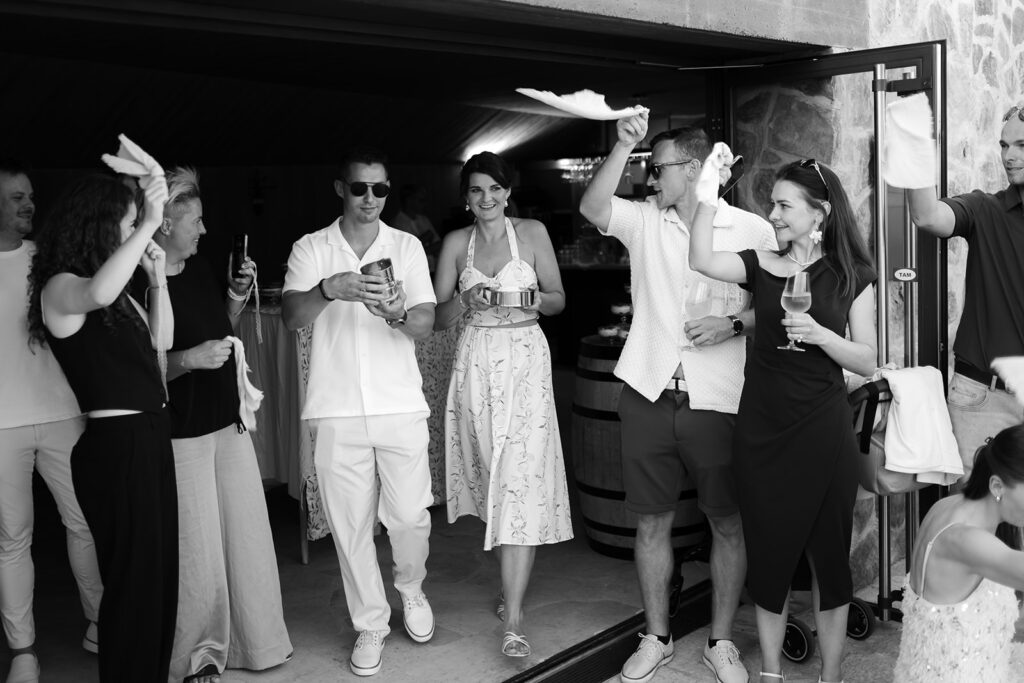 mávání obrousky Svatba Praha