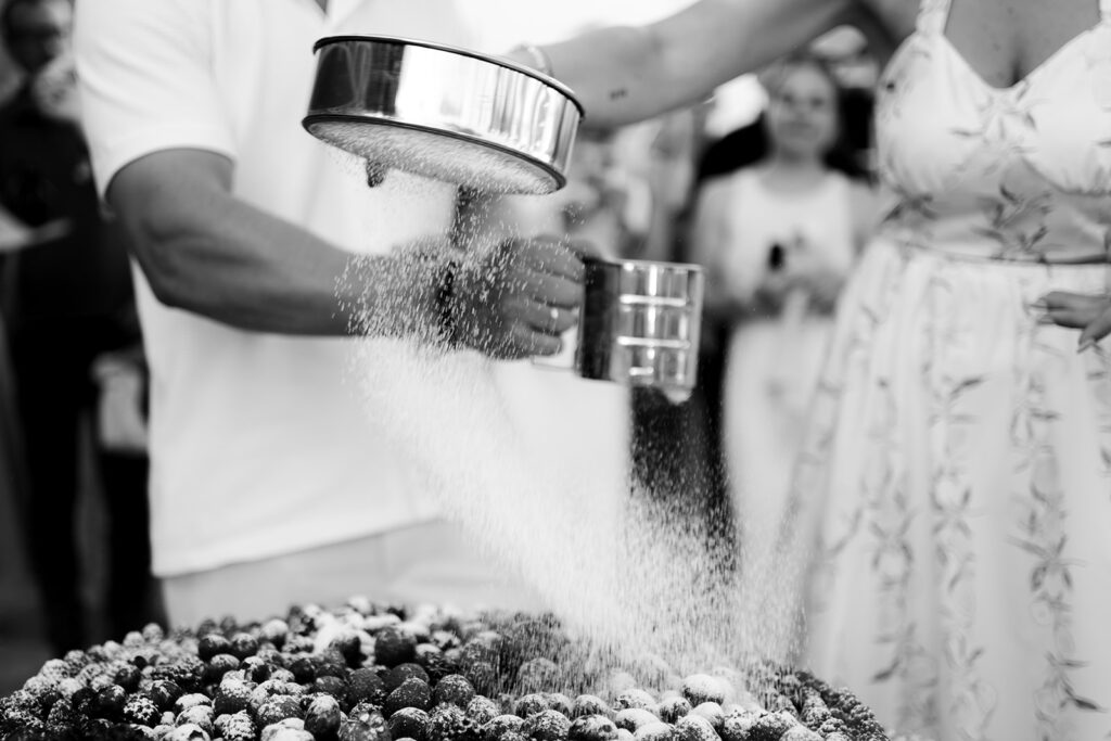 Sypání cukru na svatební dort Praha