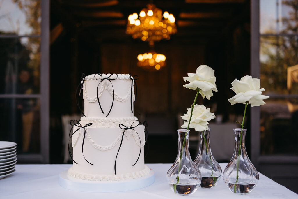 Moderní svatební dort s mašličkami