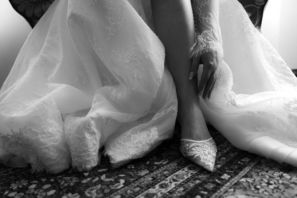 detaily svatebních šatů a lodiček