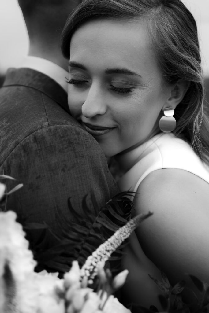 nevěsta s výraznými naušnicemi