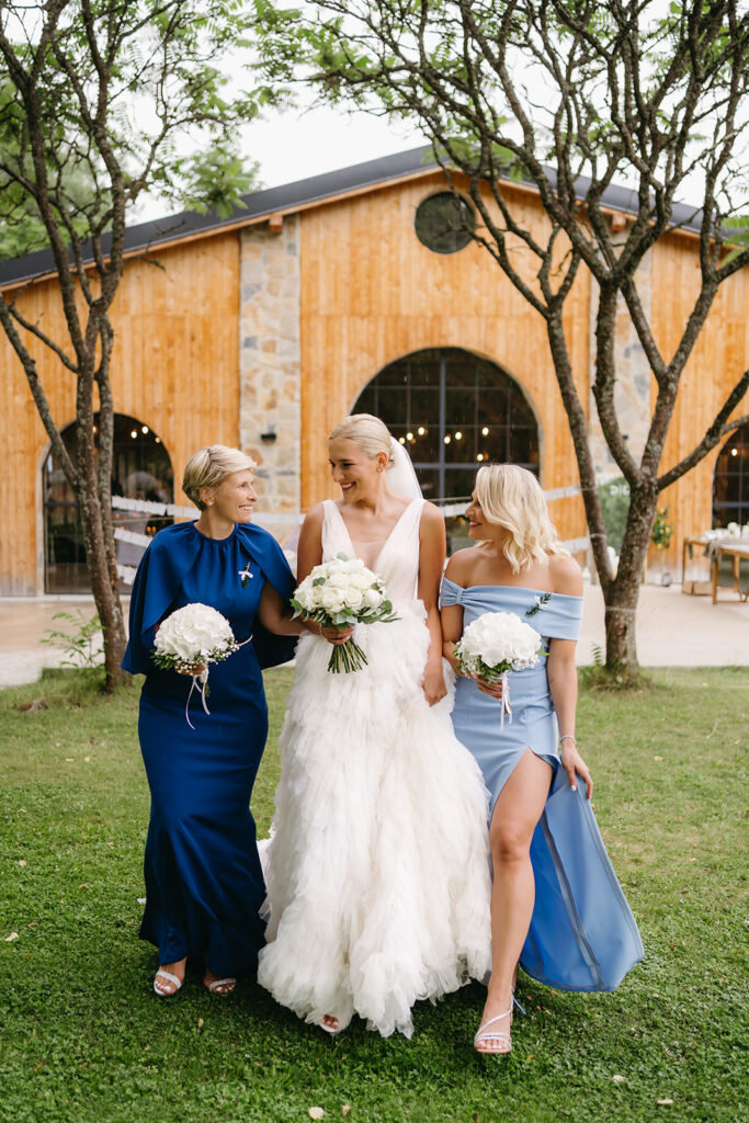 nevěsta s maminkou a sestrou