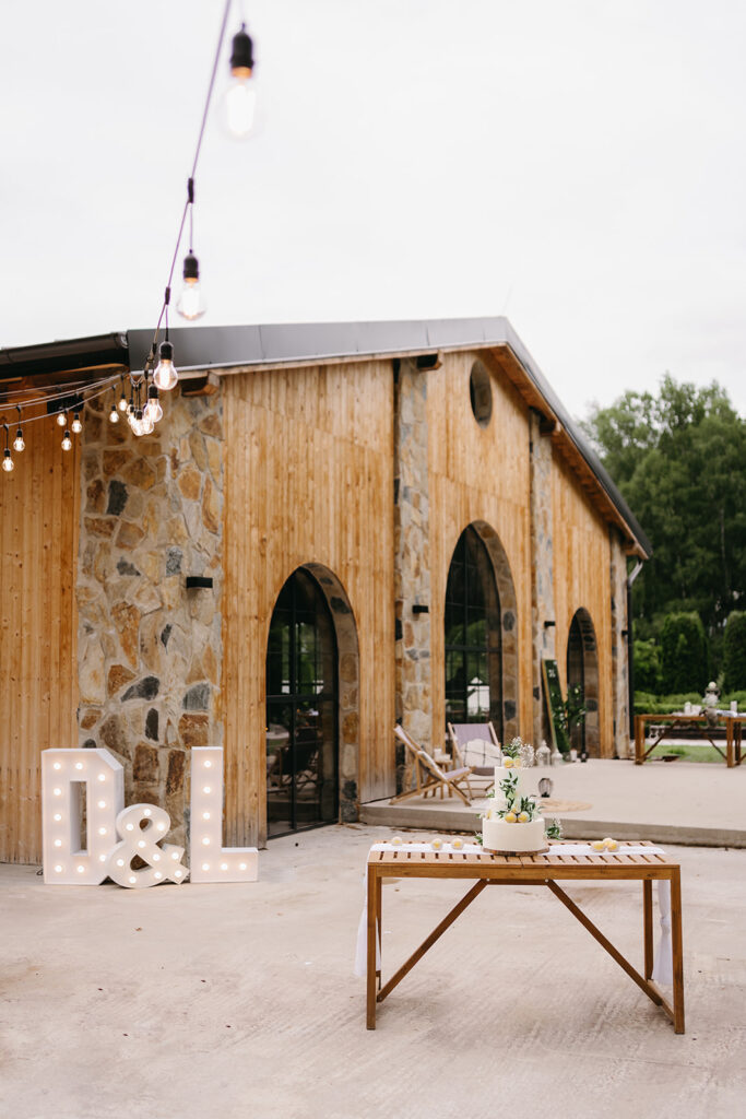 Svatba ve Stodole Borohrádek se svítícími písmeny