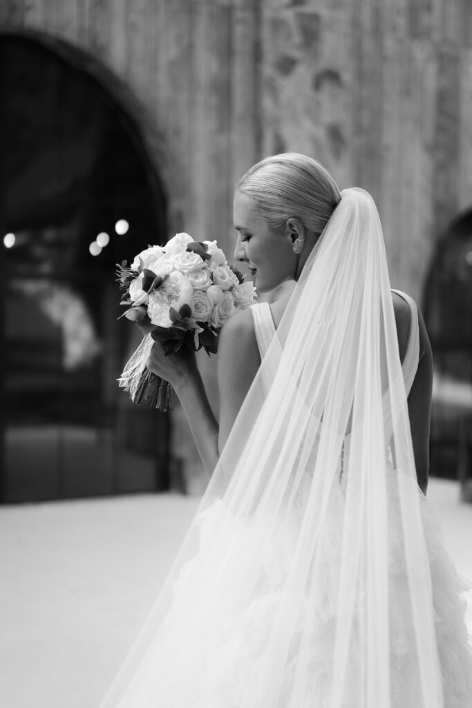 nevěsta s Šaty LeMonika a se svatební kyticí