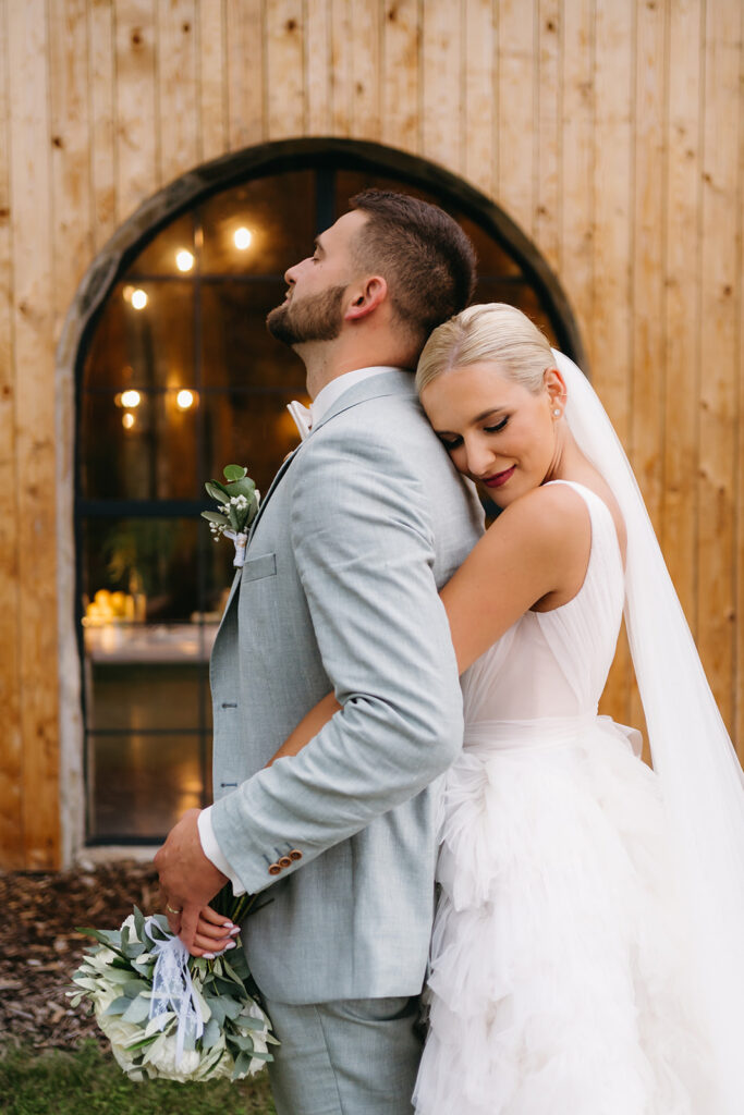 světlý pánský oblekem a svatební šaty