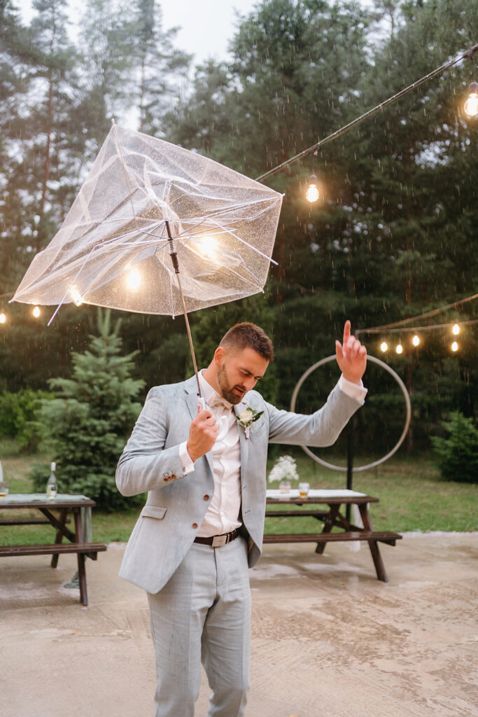 světlý oblek pro ženicha