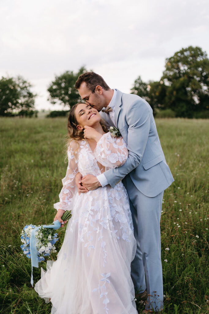 modré svatební šaty a modrý oblek pro ženicha