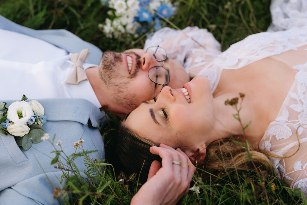 novomanželé v trávě
