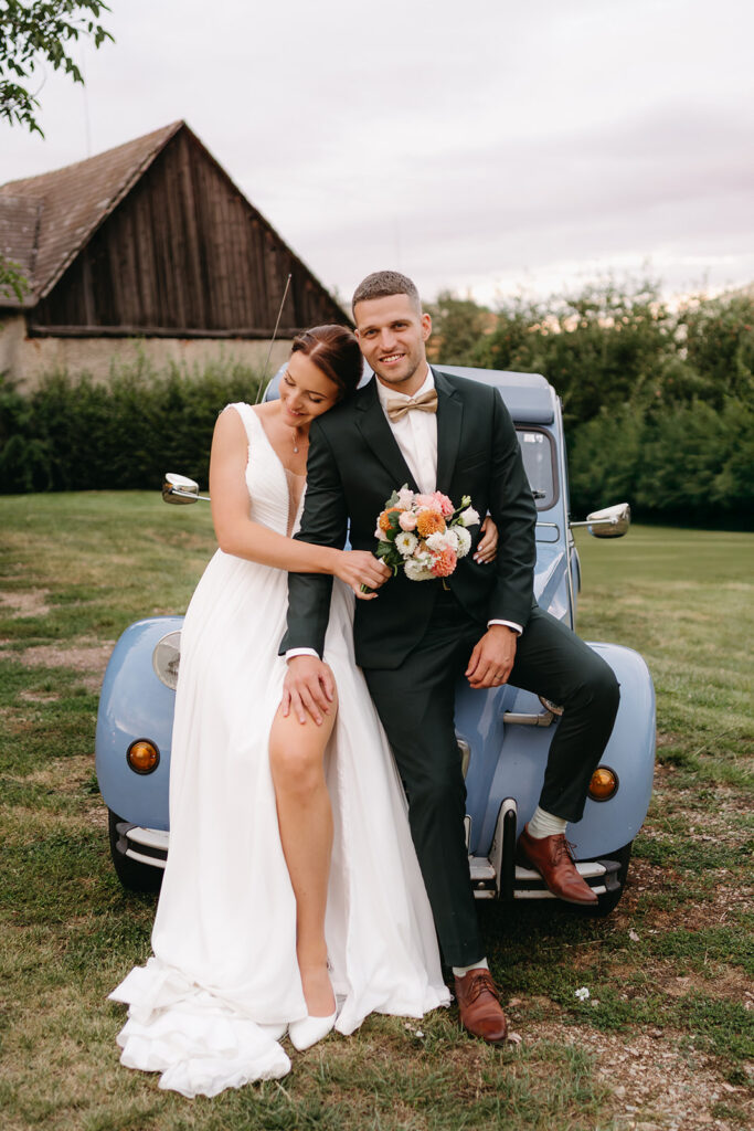 novomanželské focení s autem